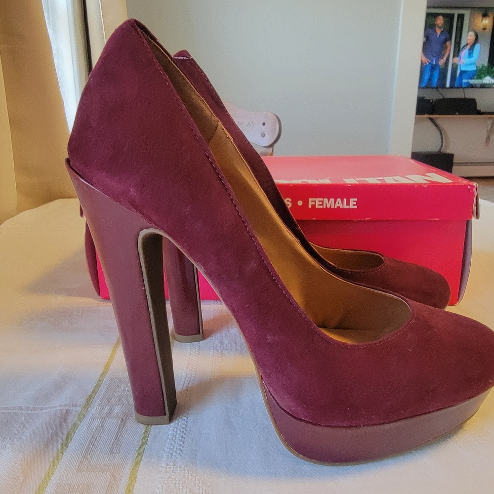 NWT..Cosmopolitan heels Sz 7